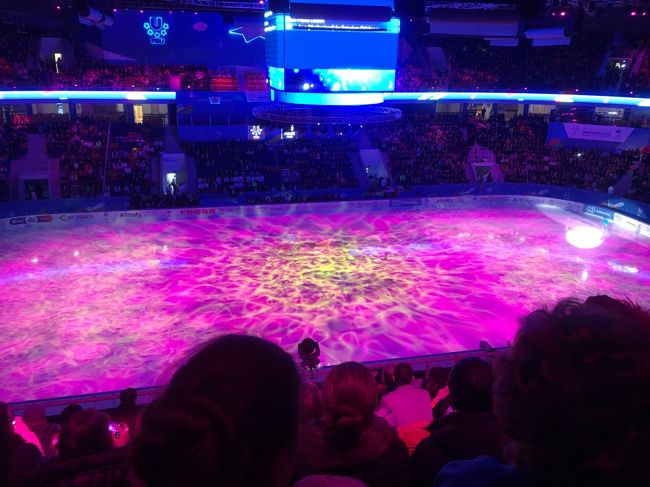 普段国際大会でエキシを見ることの少ない選手もおり、それだけにプログラムはより地元色の強いものだったのも新鮮でした。ロシアのダンスカップルはロシアの国民的歌手アーラ・プガチョワの作品、ドイツのダンスカップルは今大会のために用意したであろうカザフの民族音楽グループの作品でした。カザフスタン代表のラキムガリエフやマンベコワもカザフスタンの歌手の作品で演技を披露しました。