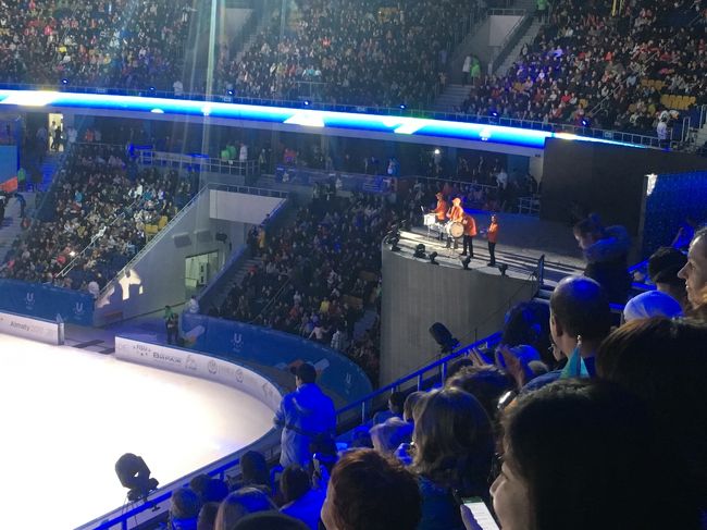 合間にドラム隊の演奏もあったのですが、この日は特別仕様のステージ。って、高すぎ、怖すぎ…。