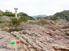 柱状節理の崖に建立された大御神社。海と岩、そしてシックな社が醸し出す独特の雰囲気は、日本唯一！