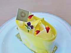 宮崎空港のカフェ・カンナで、宮崎スイーツの日向夏のケーキを食べながら飛行機待ち♪