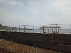紀伊勝浦を出るとすぐに車窓には海が広がります。
那智海水浴場だそうです。