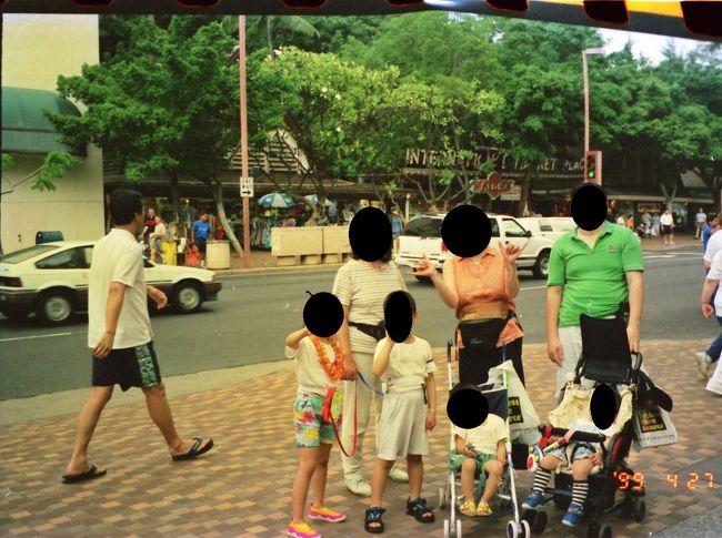 カラカウア通りの今は無きインターナショナルマーケットプレイスをバックに。