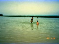 29日の朝は、堤防のあるクヒオビーチで水遊び
