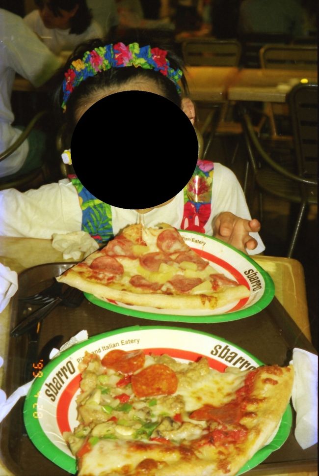 翌日はアラモアナショッピングセンターへ行ったようです。<br />顔サイズのピザにびっくりしました。<br /><br />当時、まだピンクトロリーなどはなく、ヒロハッティのトロリーがお店経由でアラモアナへワイキキから連れて行ってくれるというトロリーがあったのでそれを利用しました。