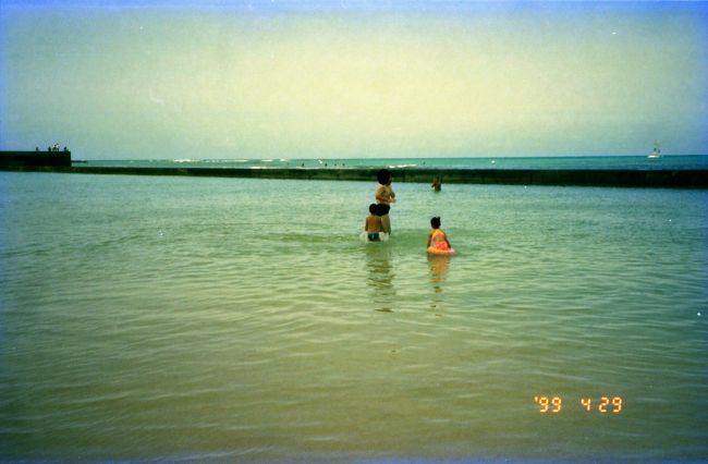 29日の朝は、堤防のあるクヒオビーチで水遊び<br />