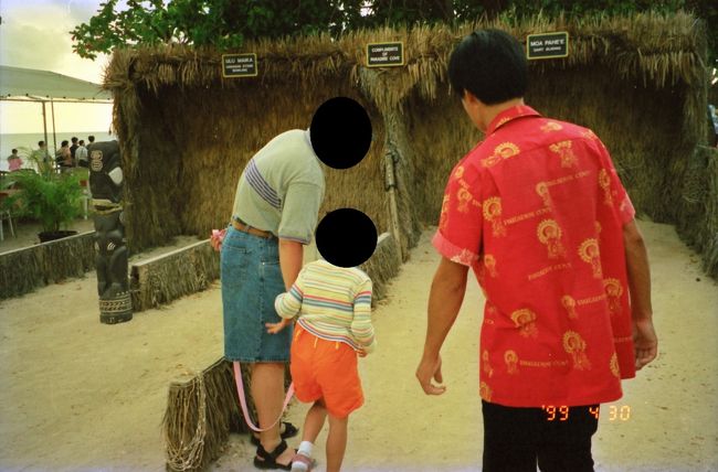 夜は、パラダイスコーブルアウへ<br />当時は、集合して、送迎バスに乗せられて・・・どこかへ連れていかれた！という感じでしたが、今はコオリナ地区だとわかりますね。<br /><br />コーブルアウの送迎バスにはコーブルアウのスタッフも乗っていましたが、日本人は英語がわからないだろう！という差別的な表現が多々あってとても不愉快だった記憶があります。（悔しいながら、私は英語がわかりませんが・・・男性陣はわかっていたようです）<br />そんなこともあり、この時現地では楽しかったけれど、その後は1度も行っていません。<br />でも、あれから20年、あちらもだいぶ変わったと思うのでまたそろそろ行きたいな～と思っています。