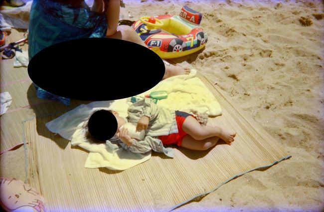 旅行に行くにあたっていろいろな育児グッズを探したら、紙コップに乳首を付けられるのが売っていて、目からうろこでした。<br />今は、もっと進化しているでしょうね。