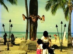 デューク カハナモク像