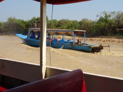 さて、出港です！こんな小型ボートが観光客が来るたびに出発していきます。