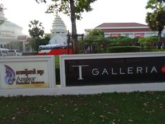 その裏に少し歩いていくと見えてくるのが大型免税店です。