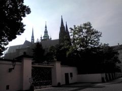　6月13日（土）旅行4日目
プラハ歴史地区観光をします。
　プラハ城
3つの教会と5つの宮殿があり、世界最古で最大の城です。