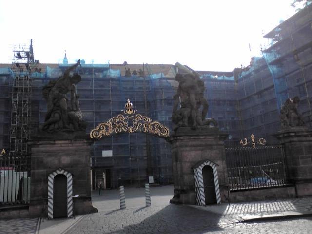 巨人の門<br />二人の戦う巨人像