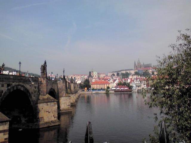 　カレル橋<br />　銅像がずらりと並びます。<br /><br />　ランチの後は2択、①自由に街歩きか、②お任せで、TDとドレスデン観光か。<br />勿論後者を選択。初ヨーロッパの、初めての地で、一人で歩き回ることなど無理です。ドレスデンはドイツです。オーストリア、チェコ、と来て3国目のドイツ！