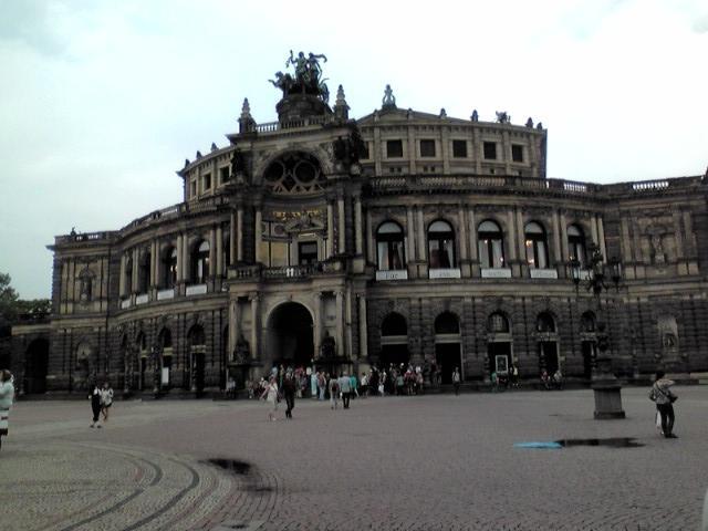 　ゼンパーオペラ<br />　劇場建築家ゼンパーが、19世紀に宮廷劇場として建設した物です。オペラやバレエを上演します。<br />