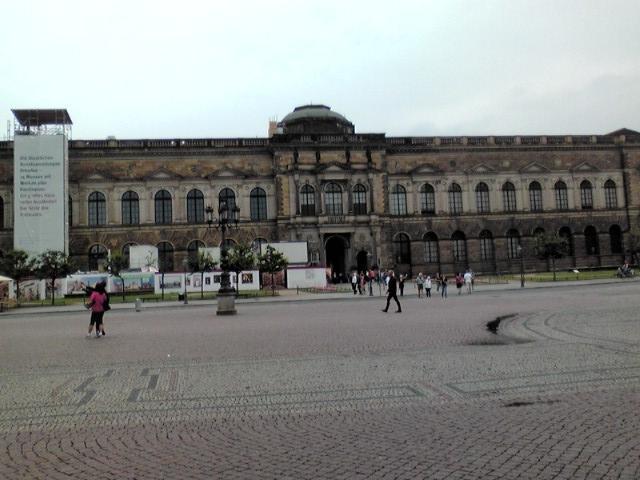 　ツヴィンガー宮殿<br />　横に長いです。1711年から28年にかけて建造されました。ドイツ・バロック建築の最高峰です。