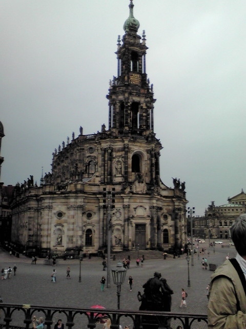 ひょうたんを乗せているようで面白い形です。