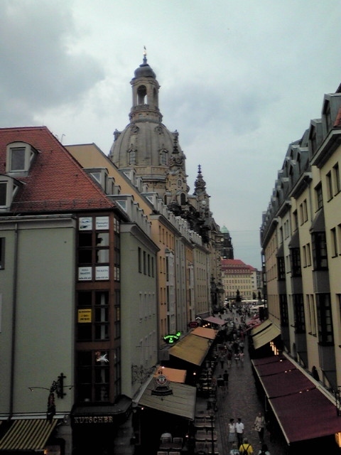 　高台から街を臨む<br />　フラウエン教会が見えます。1726年から17年かけて造られたルター派の教会です。第二次世界大戦で破壊されたので、1994年から再建が始まり、2005年に修復されました。自由歩き組みと合流し、ホテルで夕食。<br />　ジュニアスイートでおやすみなさい。