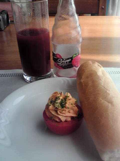 　6月14日（日）旅行5日目<br />　8:30　ブラチスラバへ　333ｋｍ<br />　ブラチスラバはスロバキアの都市です。4国目！チェコスロバキアって一つの国だと思っていましたが、チェコとスロバキアとは別の国ということを知りました。昔の記憶では付いて行けません。<br />　ランチ<br />前菜