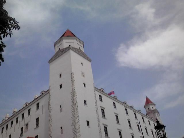 　ブラチスラバ城<br />　真っ白です。「ひっくり返ったテーブル」と呼ばれるのに納得できました。<br />そんな形のお城です。