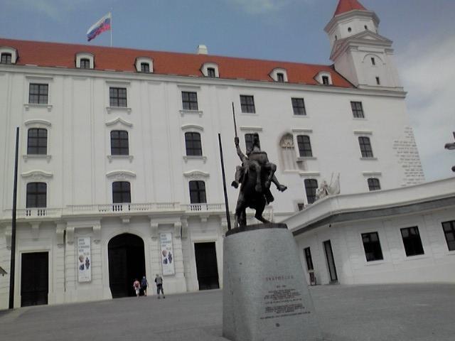 銅像が立っています。