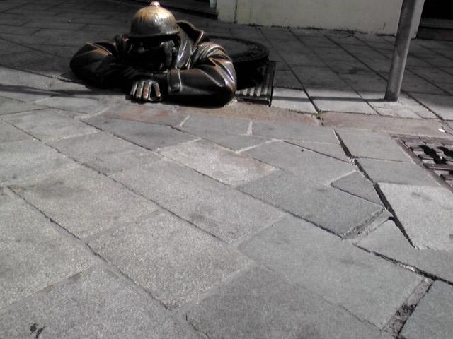 　旧市街のフラヴネー広場近くにあります。「チュミル像」<br />マンホールから、スカートの中を覗こうとしています。