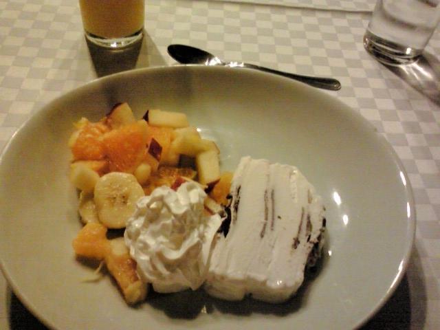 アイスとフルーツ　美味<br /><br />アクインカムブダペスト宿泊