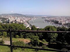 　2015年6月15日（月）旅行6日目
　9:00　ホテル発　ブダペスト観光へ　ブダペストはハンガリーの都市です。
ドナウ川を挟んで　ブダ地区とペスト地区に分かれます。
ゲレルトの丘からの眺めです。
