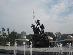 国家記念碑　
7人の兵士、踏みつけられているのが日本兵