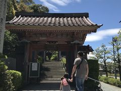 旅館の前の神社？