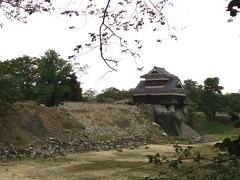 熊本を出発する前、熊本城の見学に行きました。
地震の一年後くらいですが、まだまだ復旧の途上です。