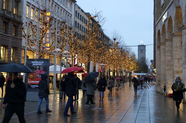イルミネーションが綺麗になりだしたケーニヒ通りにぶつかるボルツ通りを左に曲がってすぐの所に、