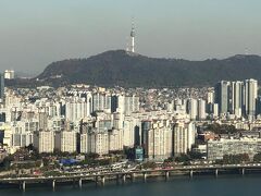 『Nソウルタワー』をズームします。
今夜は何色にライトアップするかな？

ソウルの街を南北に隔てる漢江の先には、南山と江北（カンブッ）
エリア（←漢江の北側のエリア）のスカイラインが広がります。