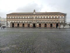 「王宮（Palazzo Reale di Napoli：パラッツォ・レアーレ・ディ・ナーポリ）」に到着です。

かつてナポリを支配していた、スペイン系ブルボン家のナポリ王の王宮として使われていたのだそうです。
時間がないので入場は諦めました。