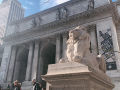 隣に図書館があったので入ってみます。
「New York Public Library.」
海外の図書館って素敵な歴史的な建物が多いですよね。
街歩きで訪れたい場所の一つです。
入るには荷物チェックがあります。
入場料はありません。

この図書館は有名で映画にも使われているそうです。
もう少し調べてから来ればよかったとまた思う・・・。