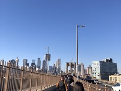 腹ごしらえもしっかり行ったので、ブルックリン橋を渡ります。
ブルックリン橋の入り口です。ここから橋を渡っていきます。
料金はかかりません。
沢山歩いている人がいます。