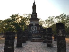 池をはさんでワットマハータートのちょうど反対側にある「ワットトラパンングン」