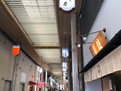 茨木阪急本通商店街に来ました。
以前と比べるとシャッターを閉めたところが多くなった感じがしますが、まだまだ活気がありますね。