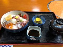 お食事処　兵四楼

海鮮丼
白身の魚に、イカ、タコ、海老、ウナギ、イクラ、玉子焼きなどが載っています。