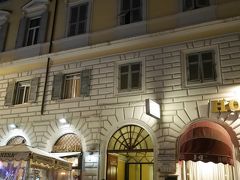 ローマ到着後はTerravision社のバスで市内に移動。
ローマは夜着で翌朝には列車移動なので、テルミニ駅近くの安価なホテル「ホテルスウィートホーム ローマ」にしました。
古い建物の一部のフロアを改装してホテルとして使用していて、建物の外側の看板はほかのホテルの名称でした。