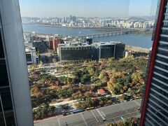 韓国・ソウル『コンラッドソウル』28F

「グランドキングコーナースイートリバービュー」のお部屋の
ベッドルームからの眺望（西側）の写真

西側の眺望は期待できないかと思ったら、現在建設中の69階建ての
超高層ビル「パークワンタワー1（Parc One Tower 1）」（写真右）
と超高層ビル「ONE IFC」（写真左）との間からの北西側の眺望が
素晴らしいです (゜∇^d)!!

写真手前の紅葉が綺麗な広大な公園は「汝矣島公園」で、韓国伝統の森、
文化の庭、芝生の庭、自然生態の森の4つのスペースで
構成されています。
周囲には自転車道路と散歩道が整備され、市民にとっては
休息スペース且つ文化スペースの役目を果たしています。