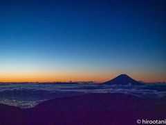 前夜はかなりの風と雲で星空が撮れませんでしたが、早朝は素晴らしい天気になっていました。今回は、三脚をもたずにきたので、高感度の手持ち撮影となり、画質があまりよくないのが残念です。