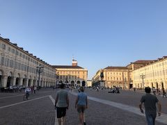 サンカルロ広場（Piazza San Carlo）を通り抜けて帰りますヨー。陽が傾いて、広場もだいぶ陰ってきましたネー('ヮ' )