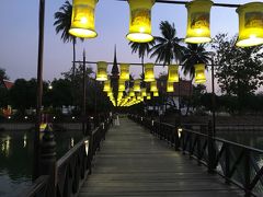 城壁の入り口を後にして少し走ると、綺麗にライトアップした寺院がありました。
ランタンがともった素敵な橋で写真だけ撮ろうと自転車を降りて行ってみました。


