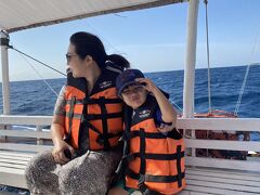 2週目の土曜は、私たち家族ともう1家族でアポ島に行きました。ウミガメと泳げる有名スポットで、先日行ったマラタパイマーケットの先から船が出ています。

波をかぶりながら30分。