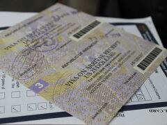 □ジャカルタに到着、ビザの取得法＆バスの乗り方
　首都空港という割に施設は古く思えた。ベトナムのスワンナプームに雰囲気が似ている気がした。ターミナルを歩いて行くと、アライバルビザのデスクがあった。2日前に、先輩から言われて知ったのだが、日本人はインドネシアの入国時にビザが必要であり、取得費用は25米ドルである。支払いはなぜかドル建てと決まっているらしく(日本円だと時間がかかるとか）、チャンギで事前に米ドルを準備していた。パスポートに新たにインドネシアビザが貼られた。 