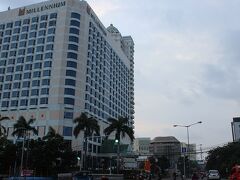 　バスを降りた瞬間、アジア最大のモスクとおぼしき陰が見えた。独立記念塔で市のシンボルであるモナスもある。だが時間が既に14時を回っていたのと、ホテルに荷物を置きたかったので、先にホテルにチェックインする事に。今回2泊滞在するミレニアムホテルは、モナスから20分ほど歩いたところにあった。上も下も汗びっしょりでチェックイン、9階の部屋に入ってすぐにシャワーを浴びた。