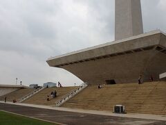 □朝のモナスへ行く

　土曜のモナスはインドネシア人で賑わっていた。南の端から入場してきた私だったが、警備員に聞くとモナスの入り口は真北にあるそうで、モナスを取り囲むサークルを10分近く歩いた。モナスはその広大さ故に、移動のためのミニ列車があるほどだ。
