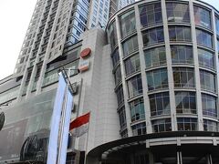 　FXモールはSenayanエリアという新興地区にある。Senayanエリアには他にも大型SCが林立しており、どれがFXモールなのか到着してからもしばらく道に迷った。周りの交通整理のおじさんに聞きまくり、ようやく発見。中に入った。