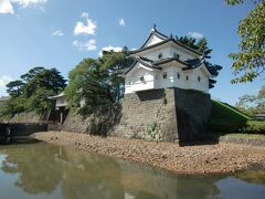 中央食堂を出てドライブ30分、新発田城に着きました。別名「あやめ城」とも呼ばれ、初代藩主溝口秀勝慶長1598年に築城し、3代宣直のときに完成しました。