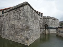 アルマス広場の北側はお堀に囲まれたフエルサ要塞。